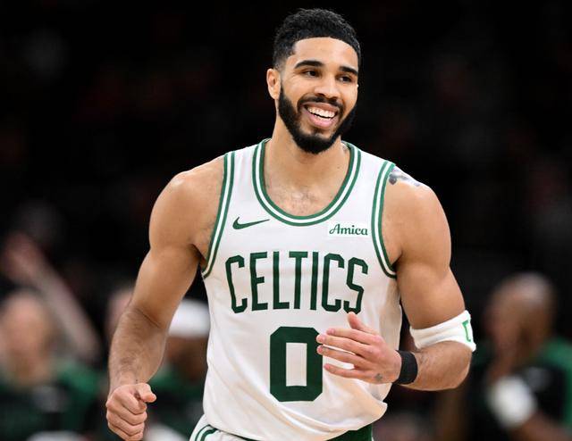 塔图姆连续五场比赛得分超过出色发挥，阿森纳不断突破！观众掌声雷动